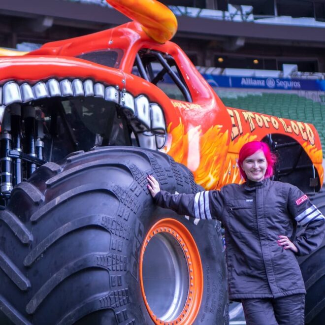 Pilotei um Monster Truck no Allianz Park durante o Evento Monster Jam