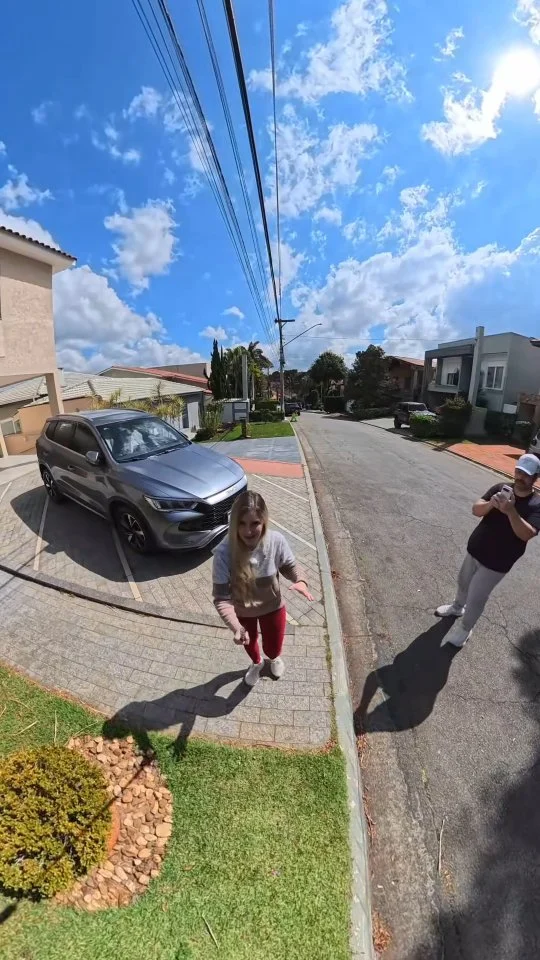 Sua câmera faz isso ? Essa é a Insta 360 x5

Ela grava em qualidade até 8k, filma em 360° 

Você encontra na @xablau.store.oficial @insta360brasiloficial